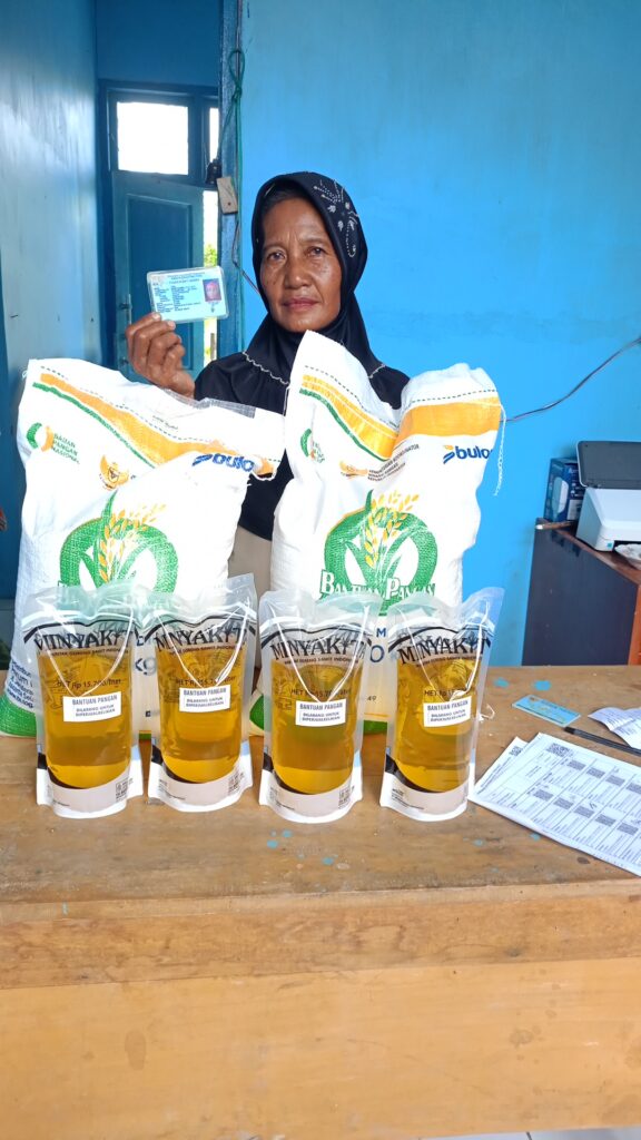 PENYERAHAN BANTUAN PANGAN BERAS DAN MINYAK GORENG DESA KOBORUNO PERIODE FEBRUARI-MARET TAHUN 2026